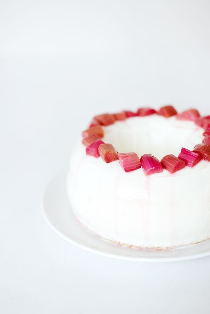 Rezeptbild: Chiffon Cake mit Quark-Frischkäse-Creme und geröstetem Rhabarber