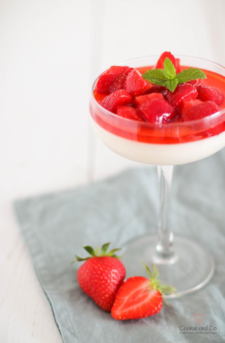 Rezeptbild: Joghurt Panna Cotta mit Erdbeeren