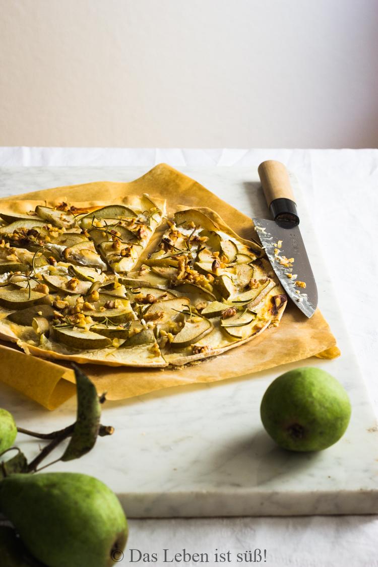 Rezeptbild: Flammkuchen mit Birnen, Ziegenkäse und Walnüssen