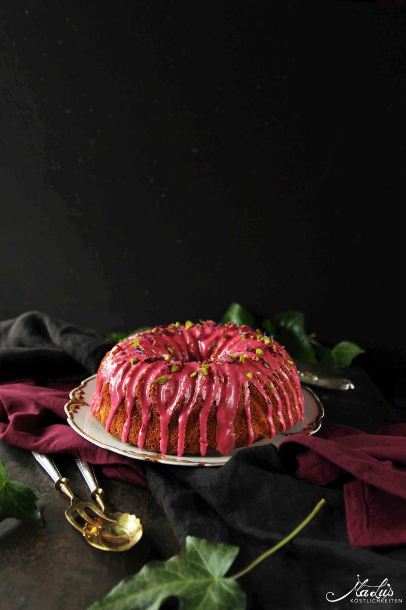 Rezeptbild: Duftiger Gugelhupf mit Rose & Hibiskus