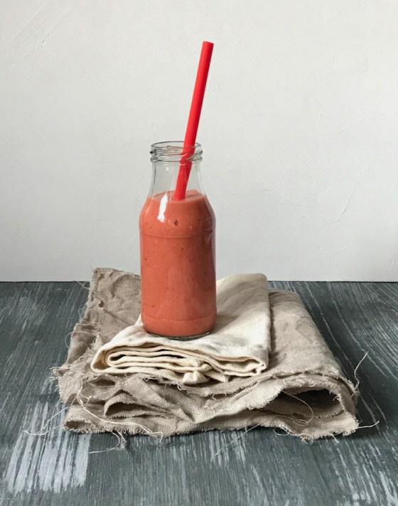 Rezeptbild: Montags-Smoothie in rot: Erdbeeren, Mango, Nektarine und Ananas