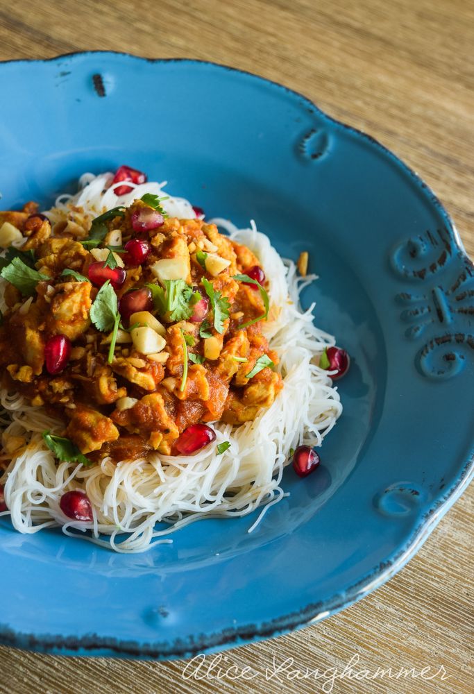 Rezeptbild: Hähnchenragout mit Granatapfel und gerösteten Mandeln