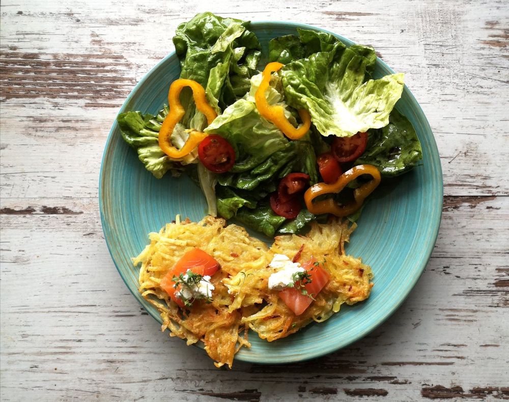 Rezeptbild: Kartoffelrösti, Räucherlachs, Frischkäse, Kresse trifft auf herrlichen Salat
