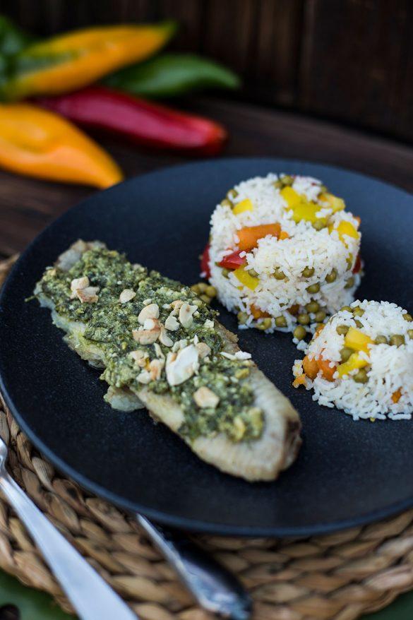 Rezeptbild: Fisch Filet (Wels) mit Kräuter-Cashew-Parmesan Kruste und Gemüsereis