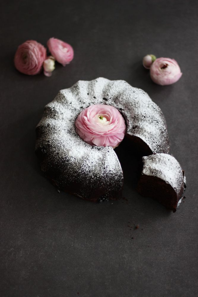 Rezeptbild: Gin-Schokoladen-Gugelhupf mit Brombeeren
