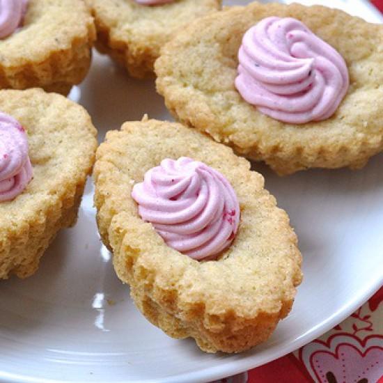 Rezeptbild: Süsse gefüllte pinke Eier