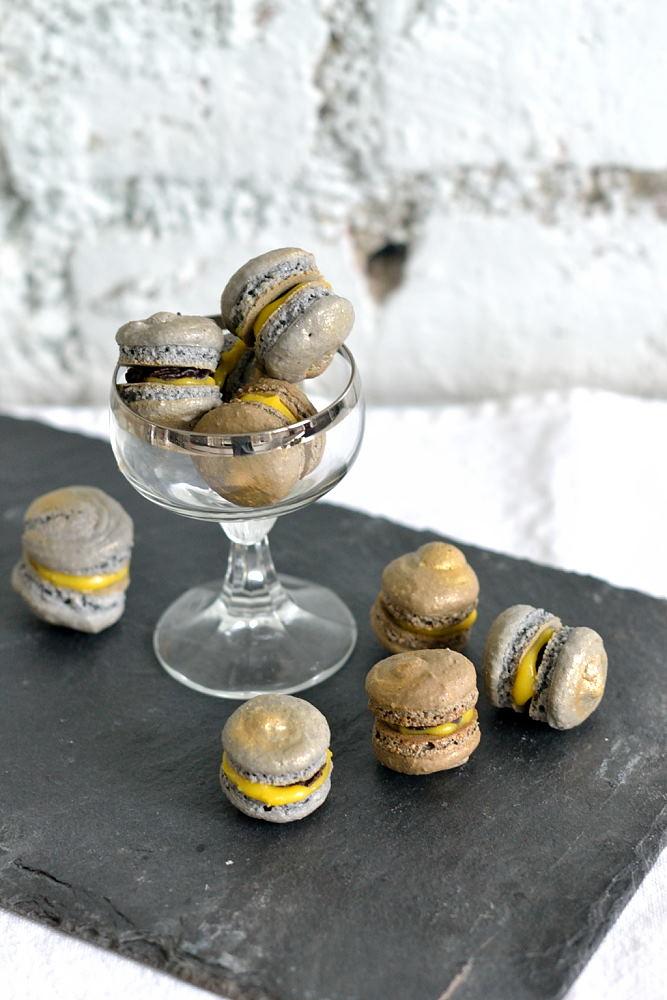Rezeptbild: Eierlikör-Macarons mit Zartbitterschokolade