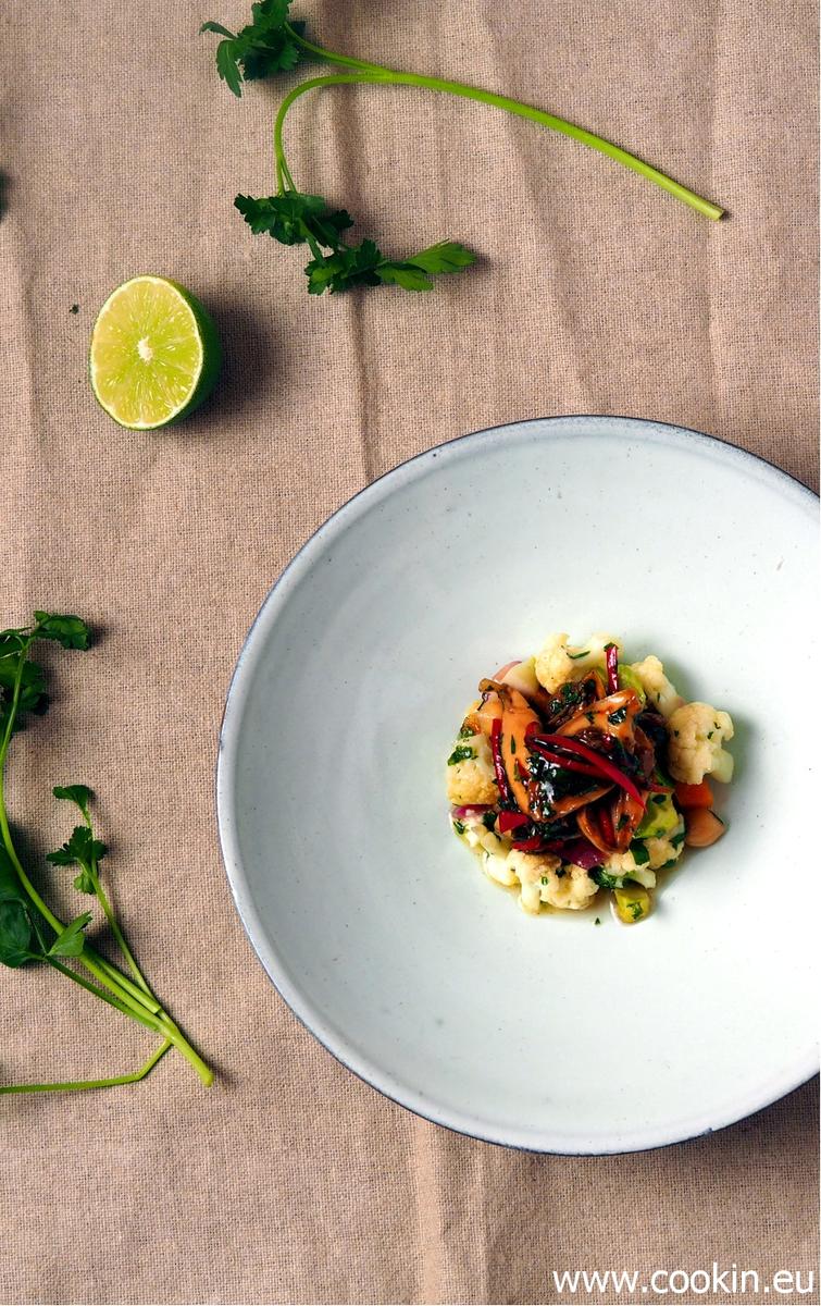 Rezeptbild: Lauwarmer Blumenkohl-Salat mit Kichererbsen und Teriyaki-Hähnchen