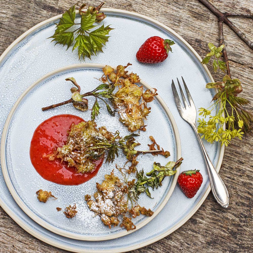 Rezeptbild: Ausgebackene Ahornblüten mit Erdbeerpürée