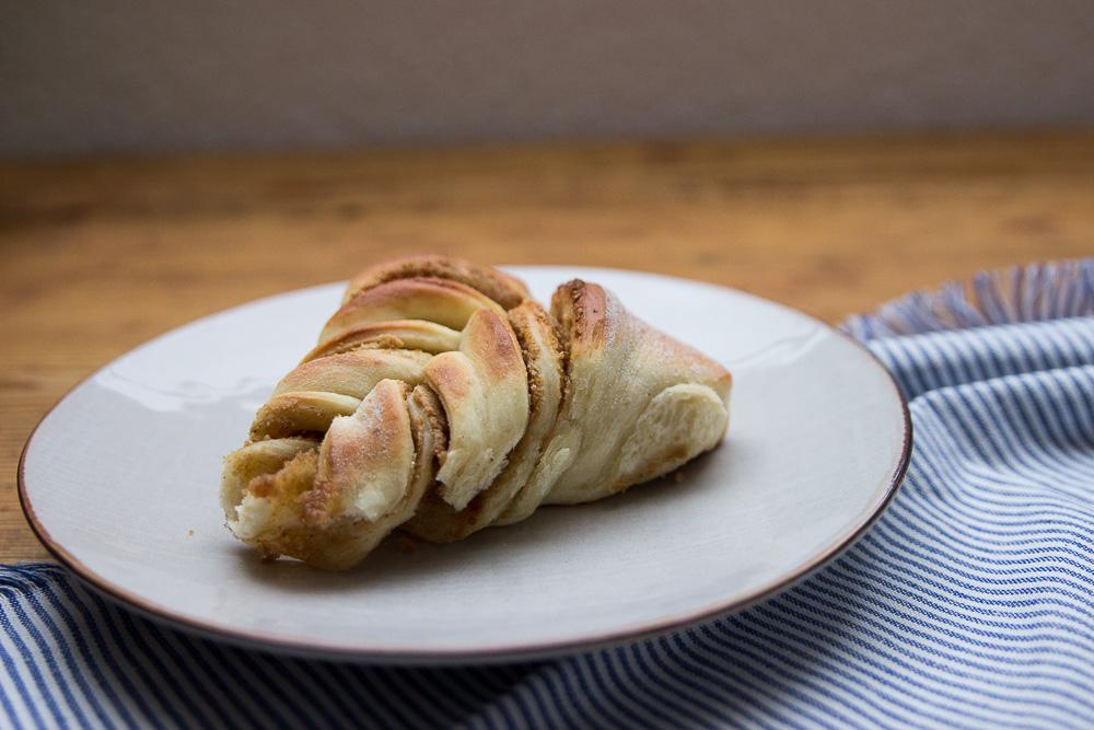 Rezeptbild: Hefe-Schneeflocke mit Nussmus-Füllung