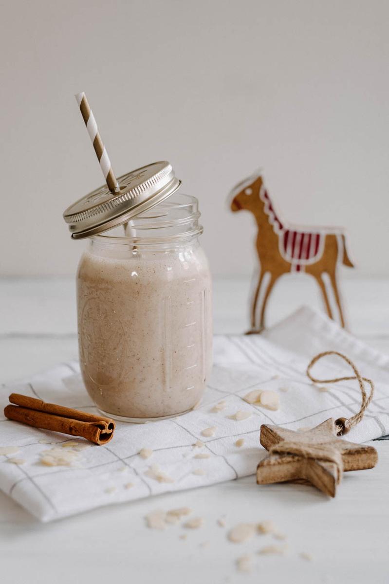 Rezeptbild: weihnachtlicher Mandel-Erdnuss-Bananen Shake 
