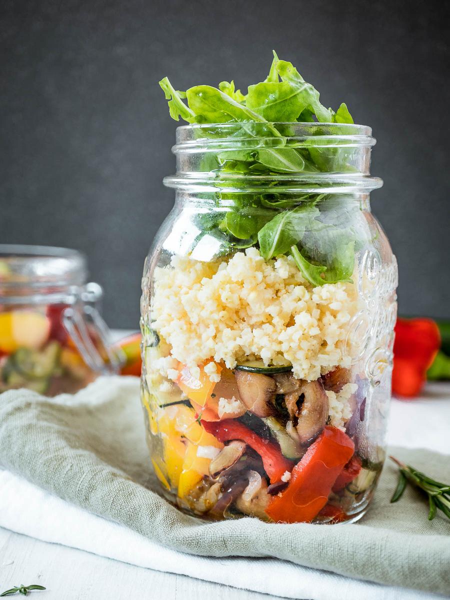 Rezeptbild: Sommerlicher Antipasti-Hirse-Salat im Glas