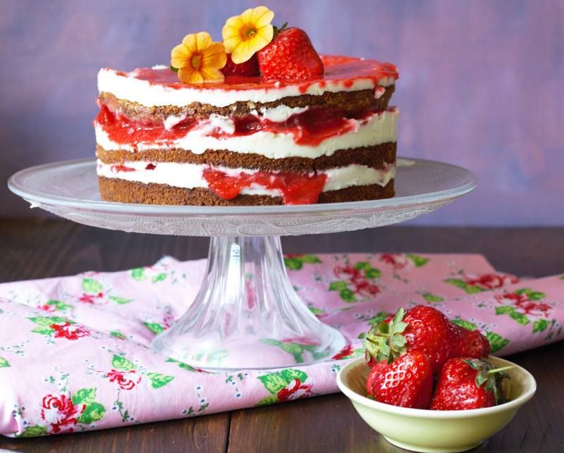 Rezeptbild: Erdbeertorte mit Käsekuchenfüllung und Erdbeersoße