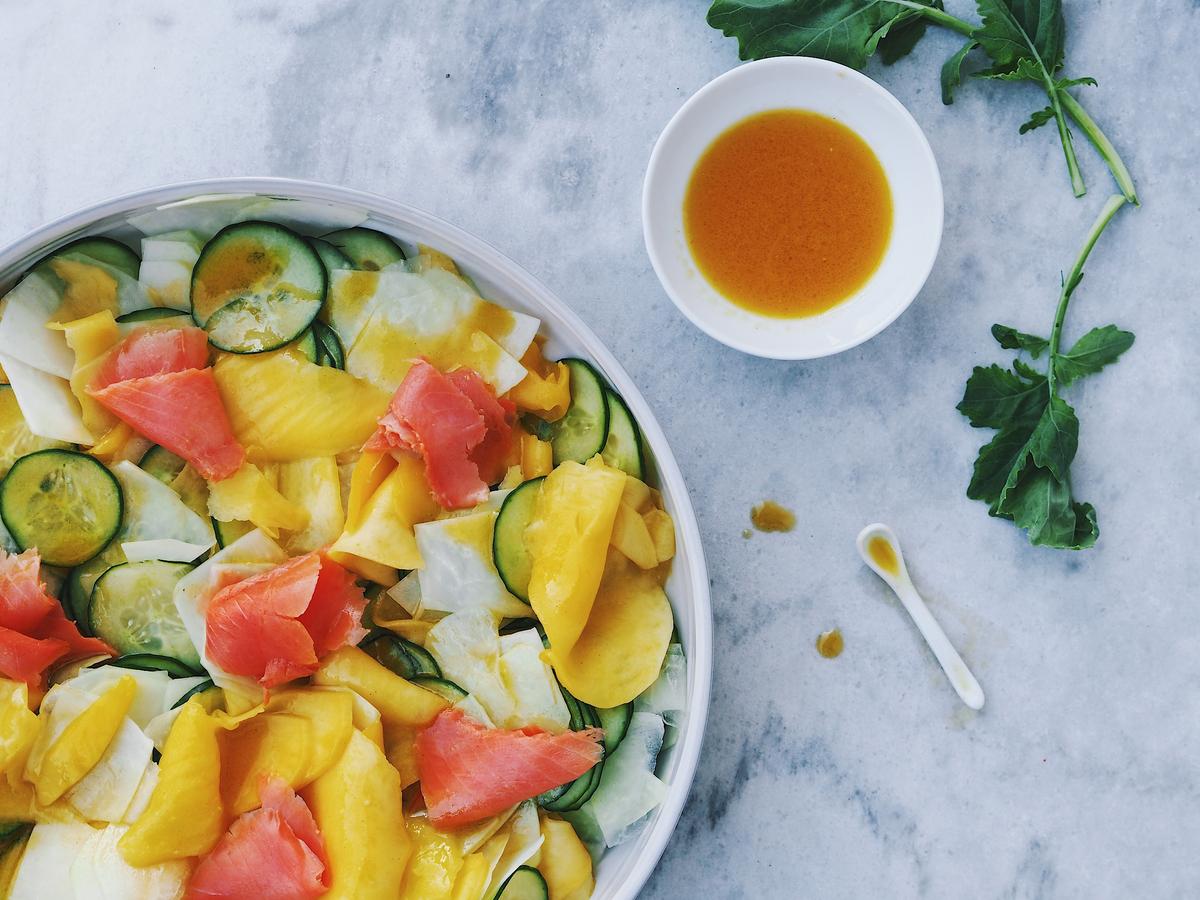 Rezeptbild: Gurken-Kohlrabi-Mango-Salat mit Räucherlachs