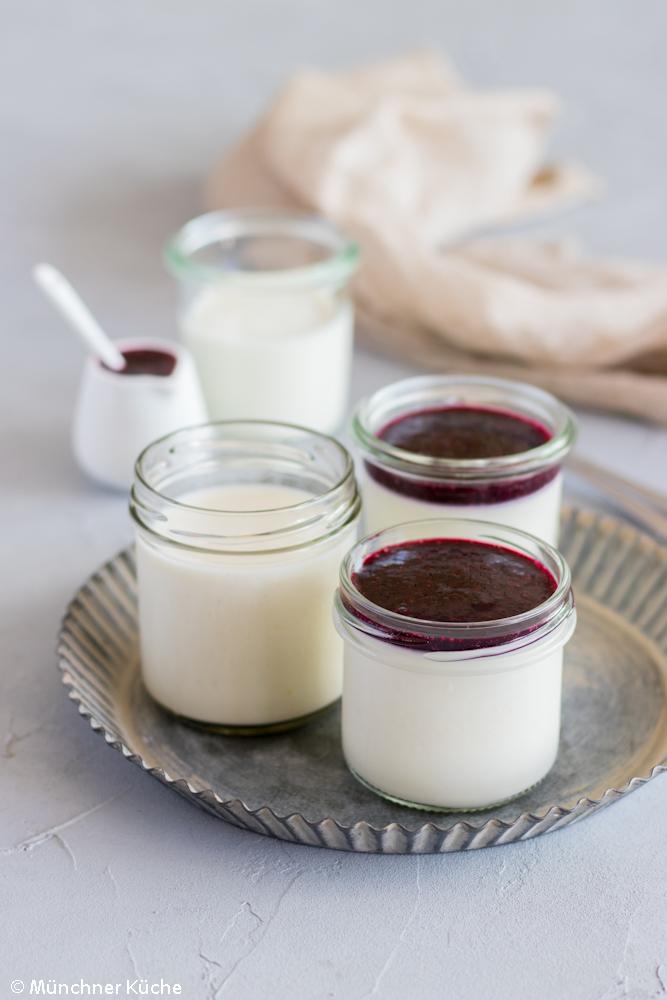 Rezeptbild: Joghurt-Panna-cotta mit Heidelbeersauce