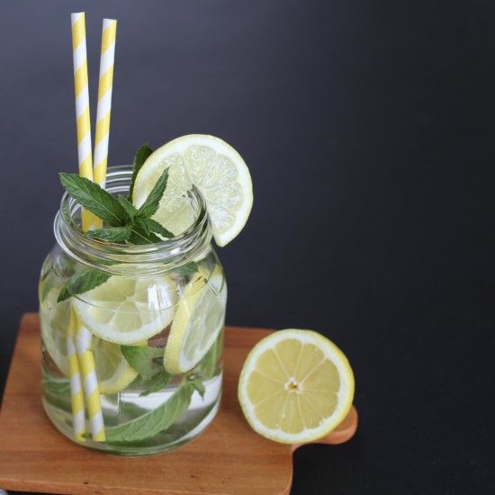 Rezeptbild: Holunderblüten-Zitronen Limonade mit Pfefferminz