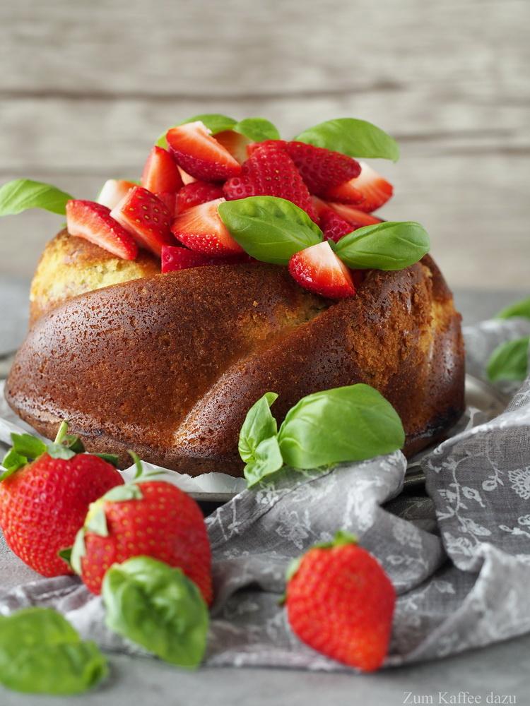 Rezeptbild: Basilikum-Kuchen mit Erdbeeren
