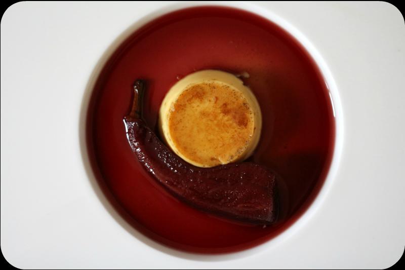 Rezeptbild: Crème Caramel mit Lorbeer und Abbé Fétel in Holunder-Sauce