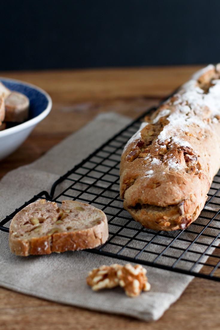 Rezeptbild: Dinkel Baguette Rezept mit Walnüssen