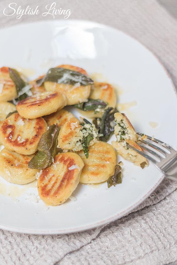 Rezeptbild: Gnocchi mit Kräuter-Käse-Füllung