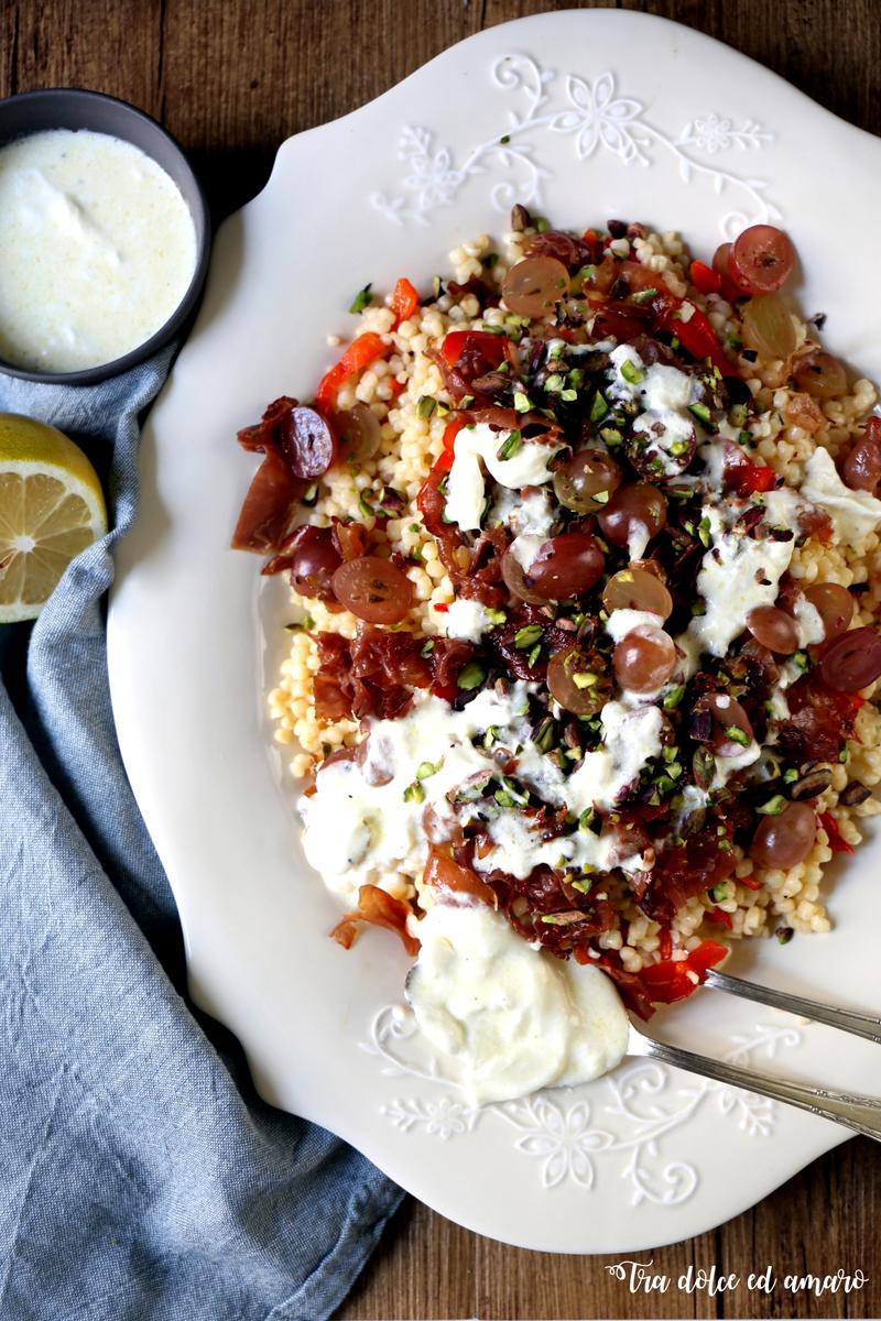 Rezeptbild: Insalata di fregola con peperoni, prosciutto croccante e stracciatella