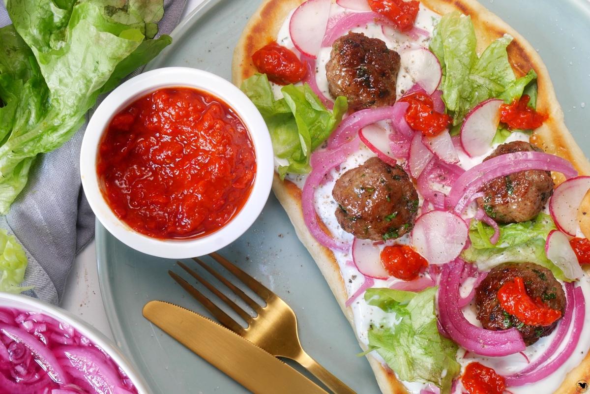 Rezeptbild: Pita mit Lammhackbällchen und Minz-Tzaziki