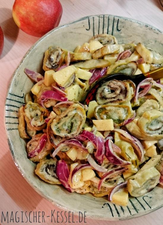 Rezeptbild: Warmer Maultaschensalat mit Zwiebeln, Äpfeln und Curry 