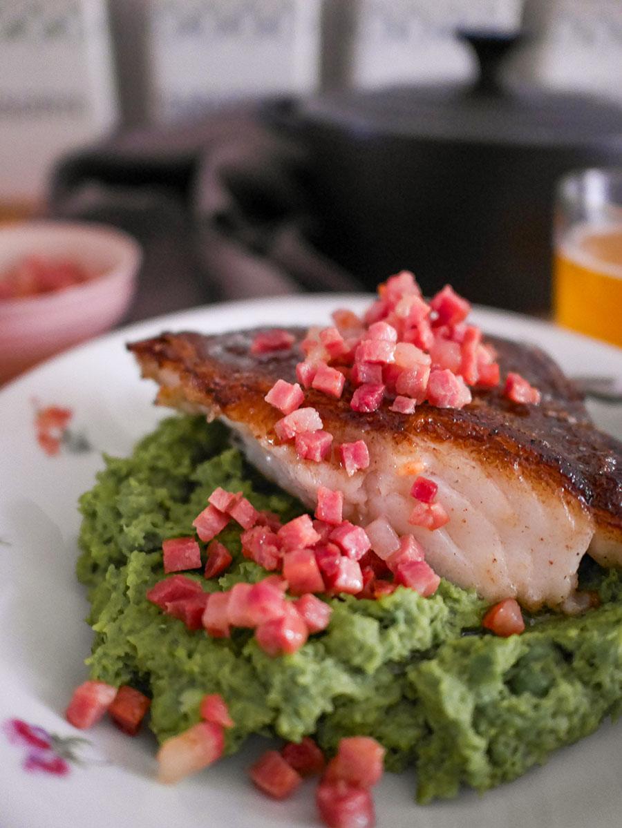 Rezeptbild: Skrei mit Speck auf Erbsenpüree