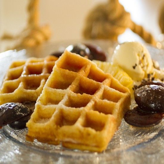 Rezeptbild: Frische Waffeln mit Rumtopf-Zwetschgen und Vanille-Eis