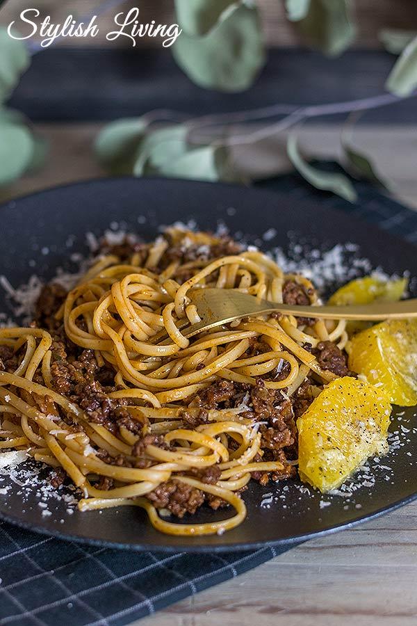 Rezeptbild:  Tagliatelle mit Gulaschsauce und Knoblauchorangen