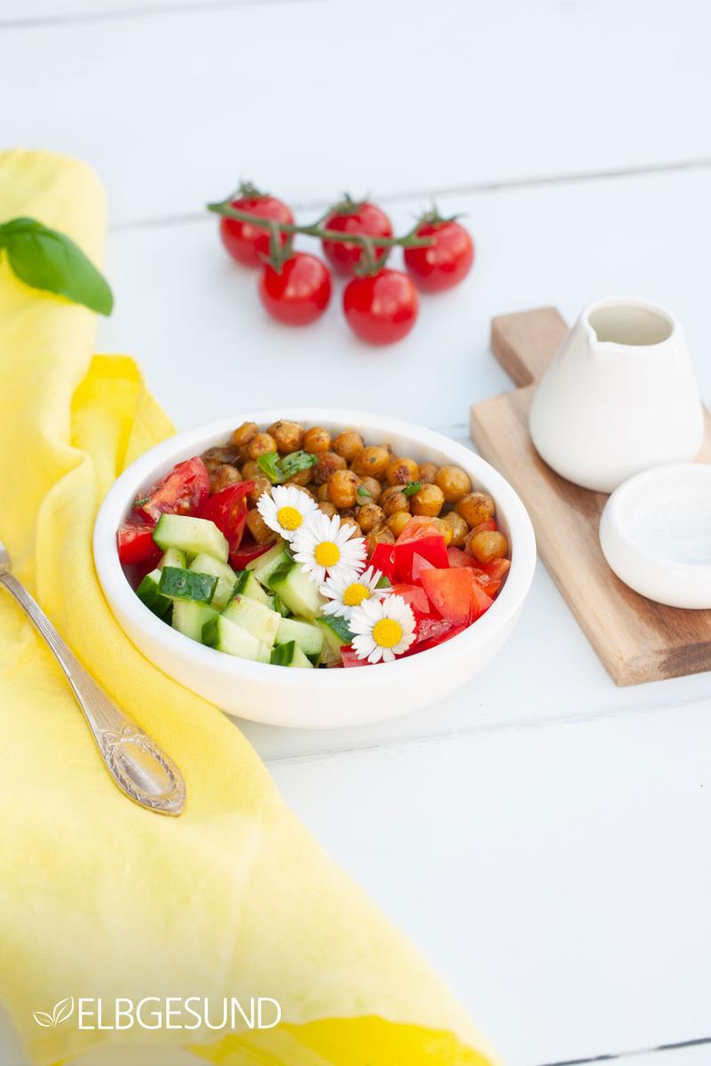 Rezeptbild: Bunte Kichererbsen-Bowl mit Gänseblümchen