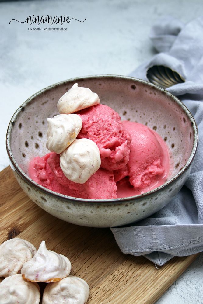 Rezeptbild: Erdbeereis mit Meringue-Stückchen