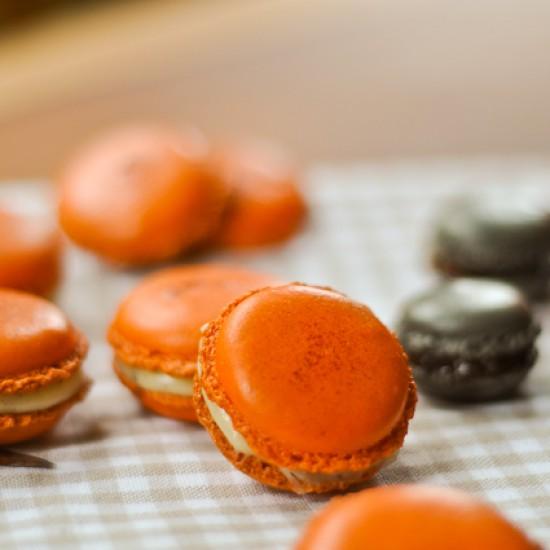 Rezeptbild: Macarons für Halloween : Safran-Vanille, Carambars und Schokolade mit Krokant