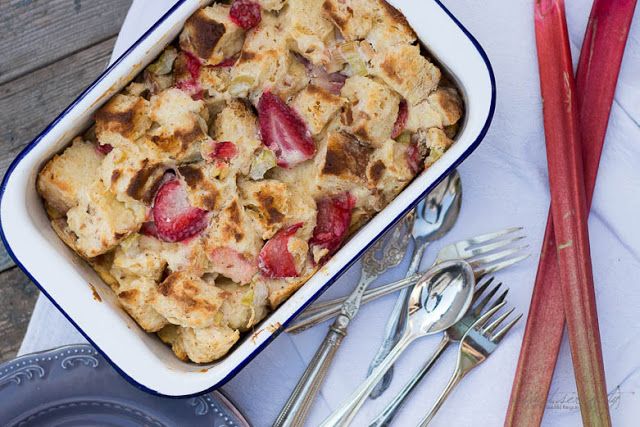 Rezeptbild: Erdbeer-Rhabarber Cheesecake French Toast Auflauf