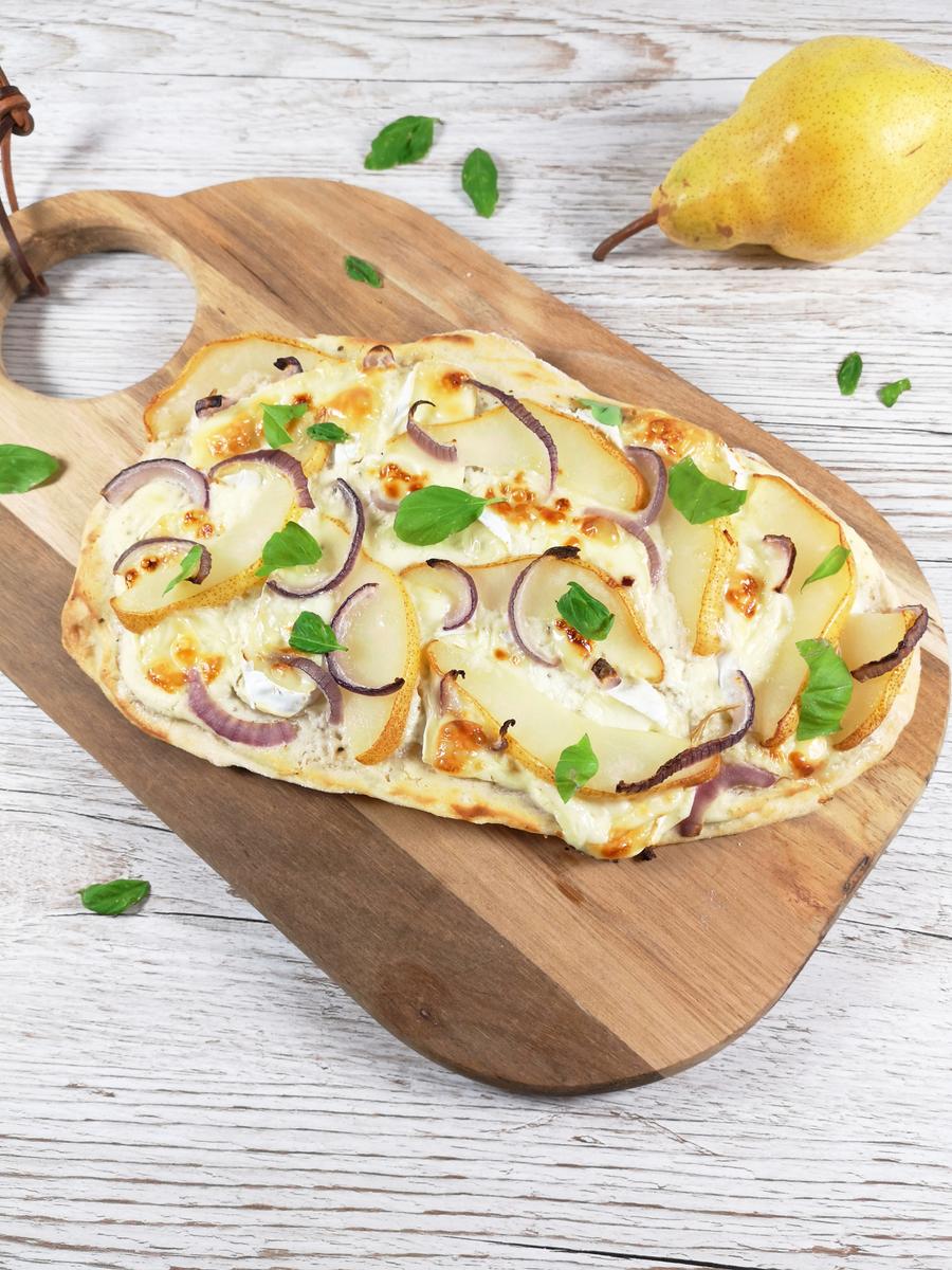 Rezeptbild: Flammkuchen mit Birnen und Camembert