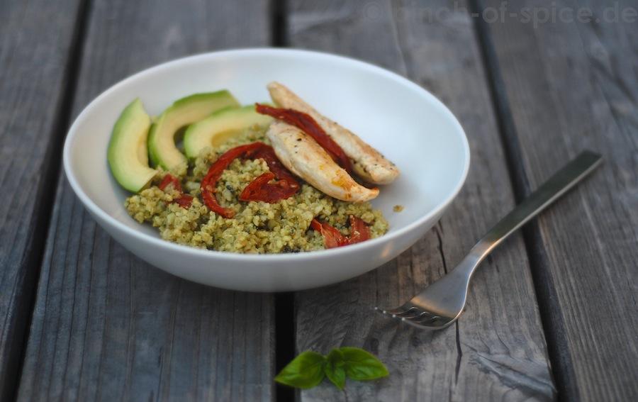 Rezeptbild: Bulgursalat mit Kürbiskernpesto, Huhn und getrockneten Tomaten