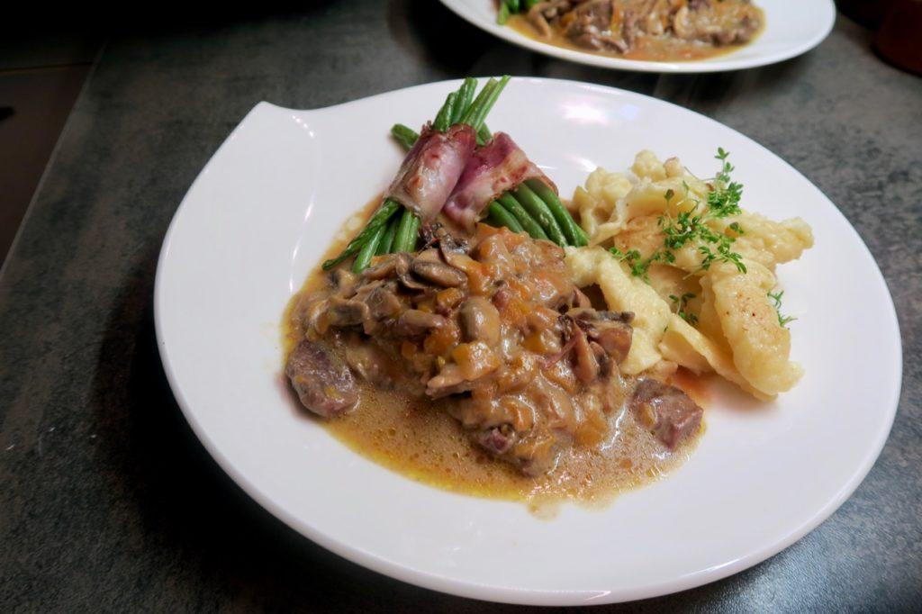 Rezeptbild: Champignonschnitzel mit Nockerl & Speckfisolen