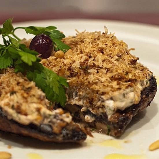 Rezeptbild: Gratinierte Champignons mit Ziegenkäse und Pinienkernen