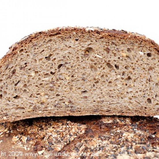 Rezeptbild: Dunkles Weizenmischbrot mit Sojaschrot, Körnern, Mais und Hafer