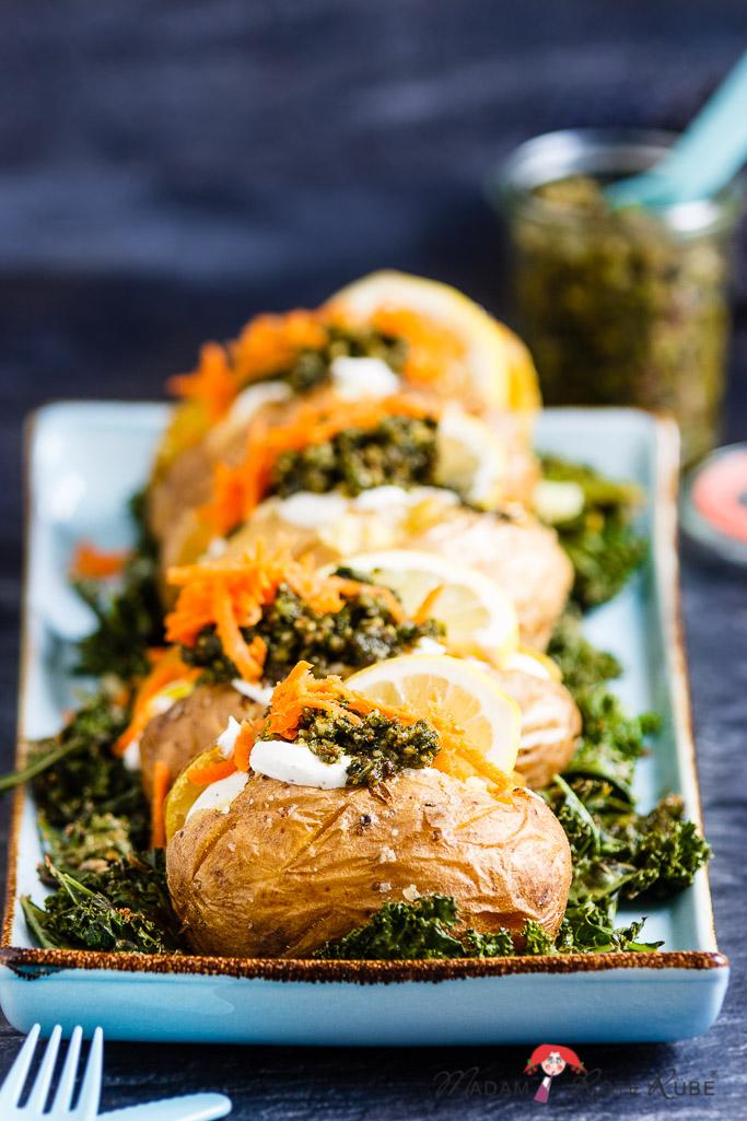 Rezeptbild: Ofenkartoffeln mit Grünkohlpesto und Quark-Dip auf einem Winter-Grünkohlbeet
