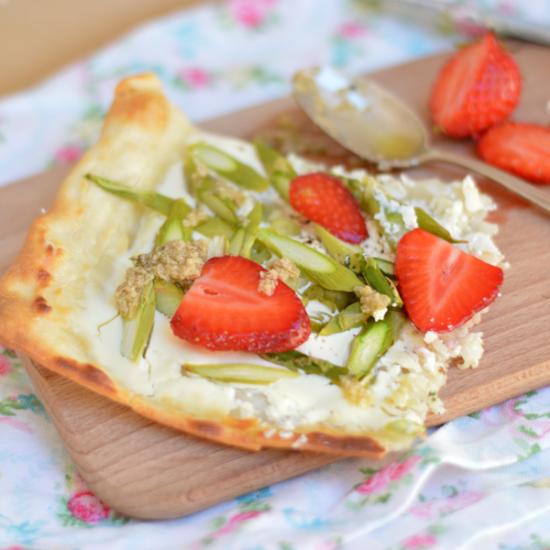 Rezeptbild: Spargelflammkuchen mit Erdbeeren