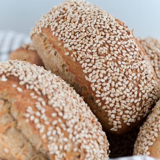Rezeptbild: Joghurt-Sesam-Brötchen mit Schabziger Klee