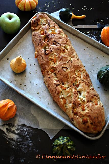 Rezeptbild: Herbstliches Brot mit Kürbis, Apfelstückchen & Fenchelsamen