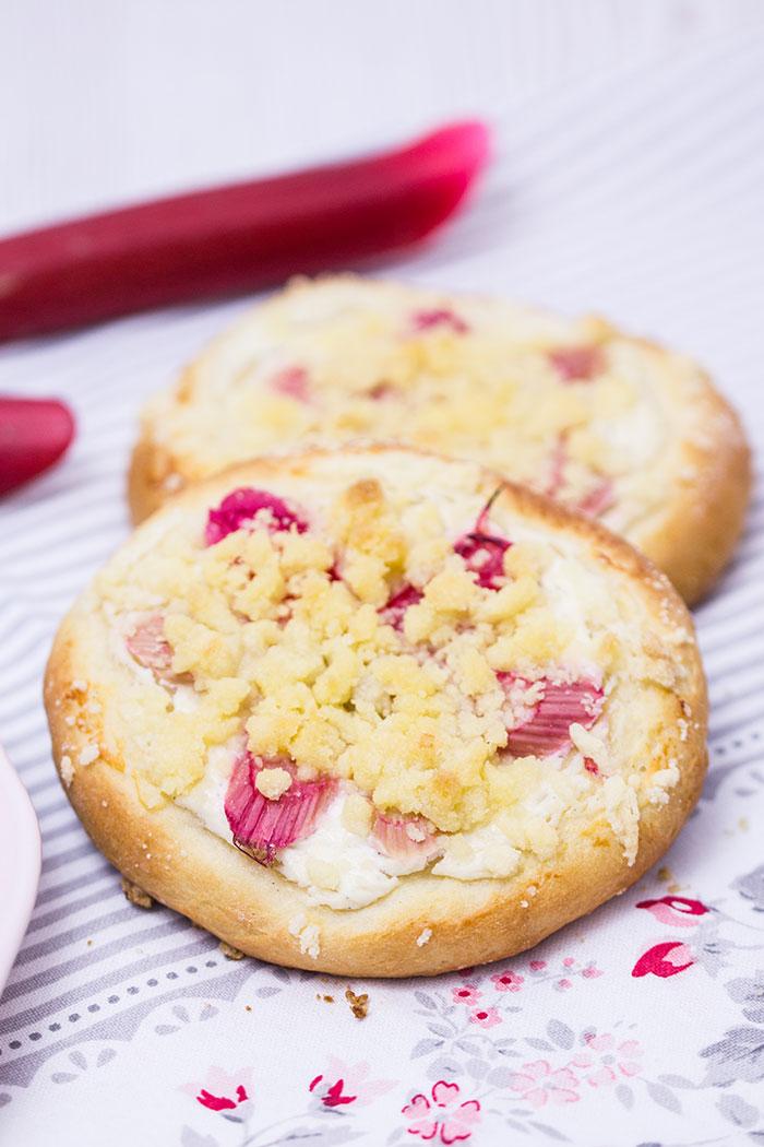 Rezeptbild: Rhabarber-Quark-Streusel-Hefetaler