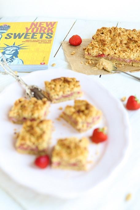 Rezeptbild: Erdbeer-Erdnuss-Schnitten