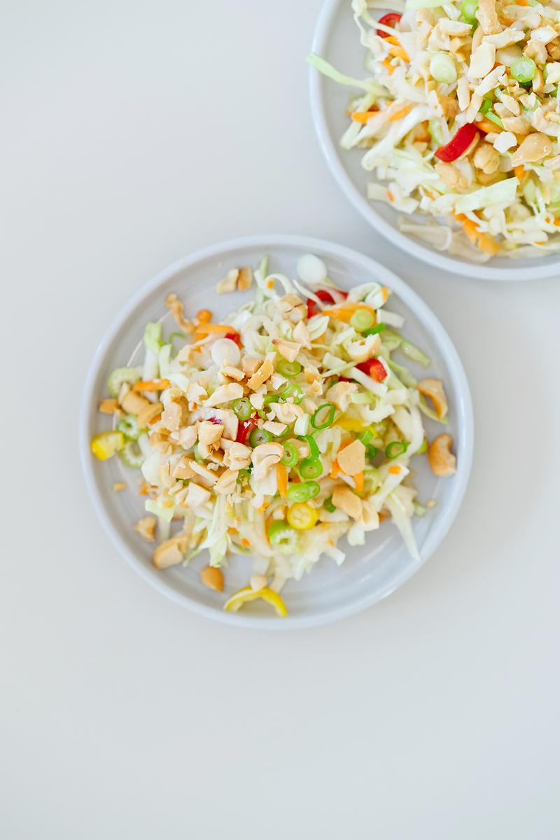 Rezeptbild: Krautsalat mit Spitzkohl, Kohlrabi, Cashews, Chili und Thai-Dressing