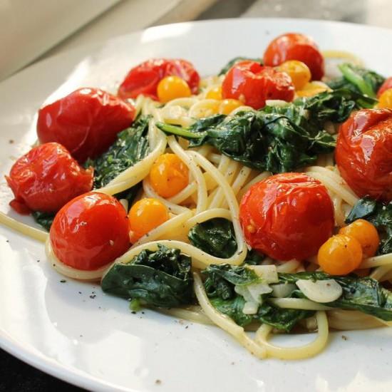 Rezeptbild: Spinat-Knoblauch-Spaghetti und gebratene Tomaten