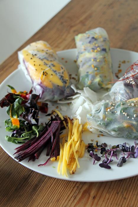 Rezeptbild: Sommerrollen mit Mango und Blütenpollen