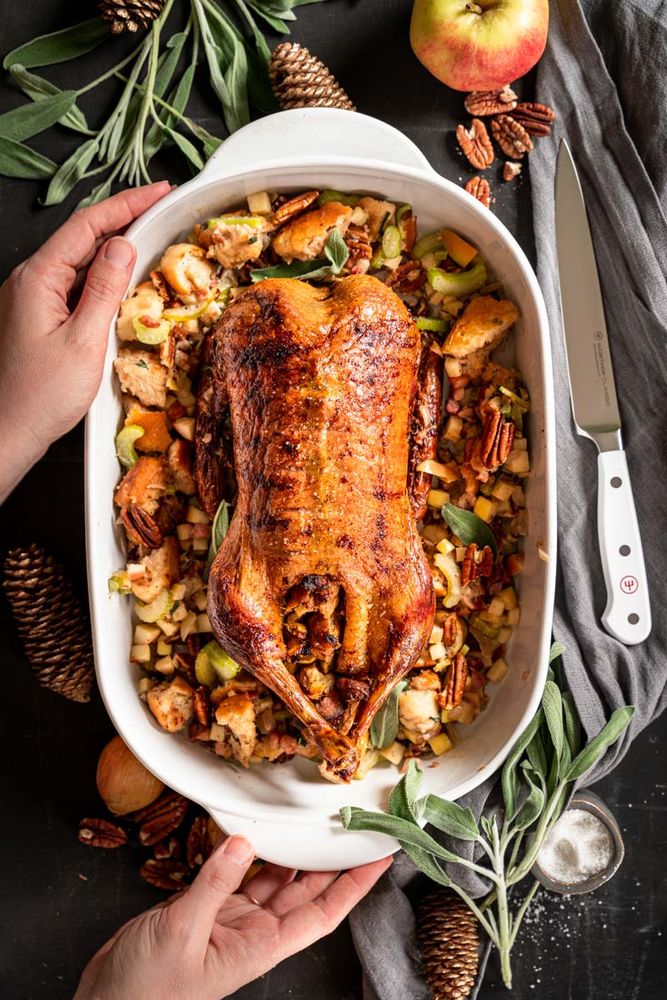 Rezeptbild: Knusprige Ente mit Pekannuss & Salbei Füllung
