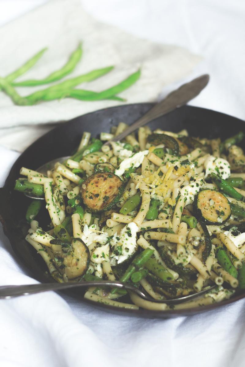 Rezeptbild: Nudelsalat mit Zucchini, grünen Bohnen und Mozzarella